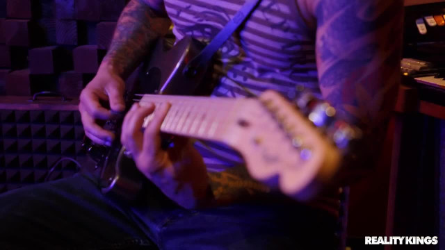 Татуированный жеребец, который засадит свой ствол в аппетитную малыху - #1