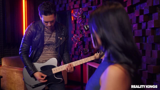 Татуированный жеребец, который засадит свой ствол в аппетитную малыху - #2