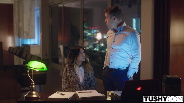 Горячая жопка против смелого натиска: кто кого уделает? - #1