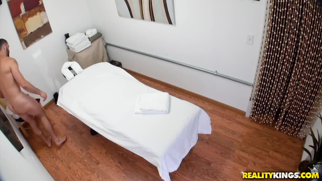 В процедуре массажа за дополнительную плату всегда можно поиметь профессионалку - #1