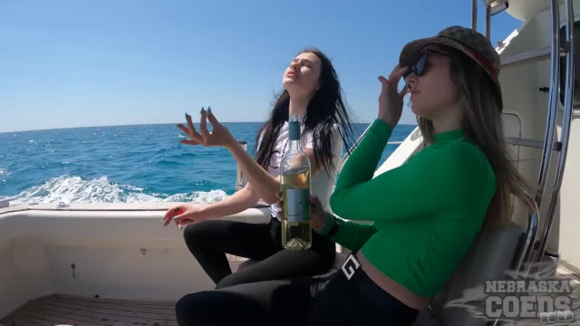 Летняя жара и отдых красивых девушек на яхте - #1