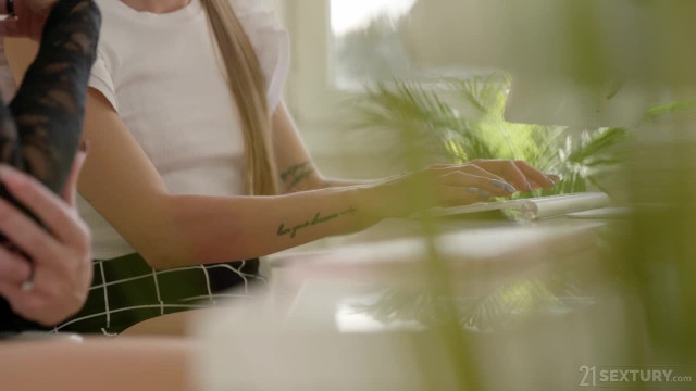 . Нереальный тройник ЖМЖ с двумя развратными крошками, что взрывают мозг оргазмами - #1