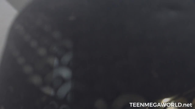 Вместительная выбритая киска симпатичной москвички не устаёт удивлять - #1