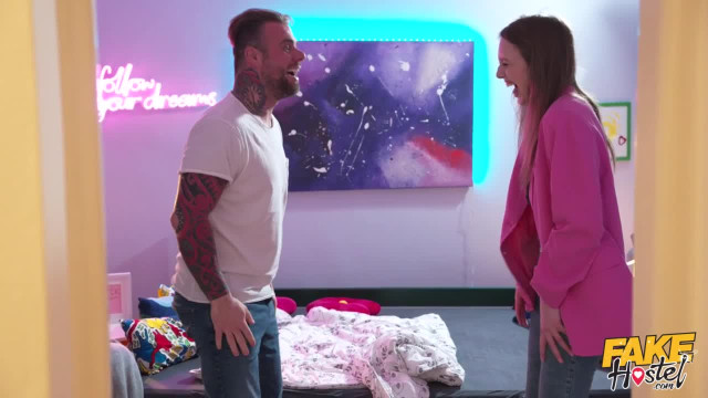 В фейковом хостеле то и дело происходит реальный групповой разврат - #1