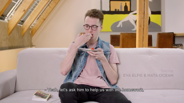 Замечательные телочки с радостью делят мясистый член в безумно горячем трио - #1