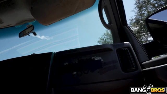 Грудастая баба готова сама поскакать на члене нерадивого пикапера - #1