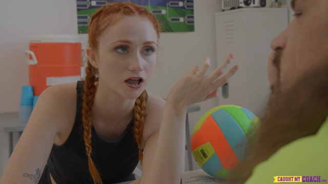 Волосатый физрук знает правила обхождения со своими ученицами - #1