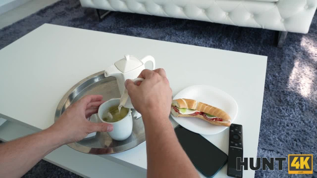 Как легко заработать деньги, просто продав жену какому-то чуваку - #1