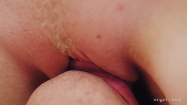 Две аппетитные малышки с восторгом набрасываются на один большой стержень - #6